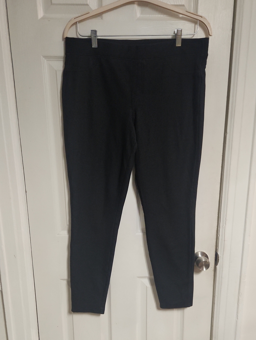 HUE Black Stretch Ponte Ankle Leggings